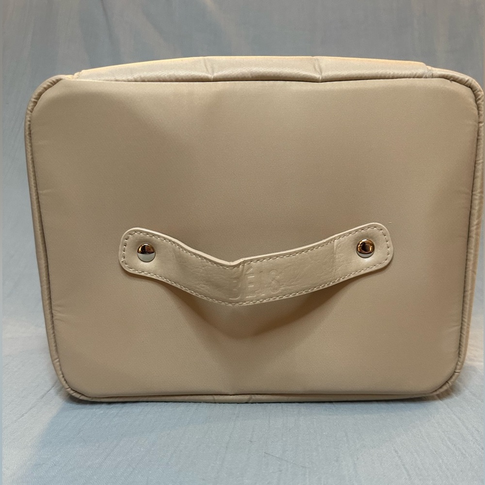 The Hanging Cosmetic Case - Picture 4 of 10